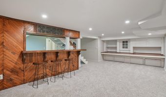 1805 ARMY NAVY Dr, Arlington, VA 22202