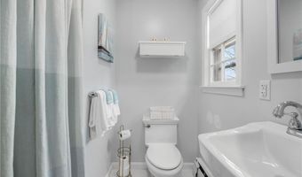 384 Valley Rd, Middletown, RI 02842