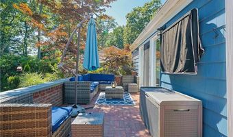 8 Winterberry Dr, Coventry, RI 02816