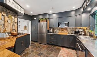 2 Valley Ave, Falmouth, ME 04105