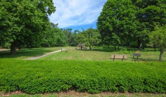 8 Knight St, Falmouth, ME 04105