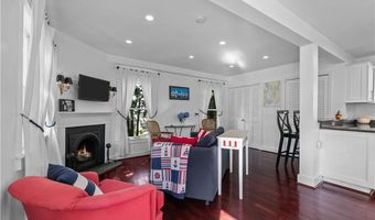 2 Lasalle Pl, Newport, RI 02840