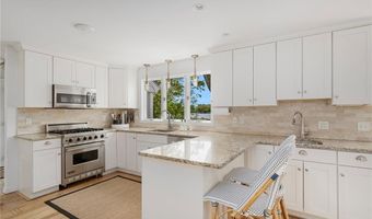 45 Meadowbrook Dr, Barrington, RI 02806