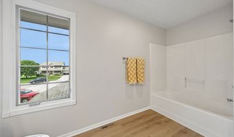 2205 Country Cove Ln, Altoona, IA 50009