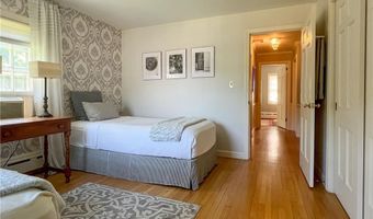 9 South Dr, Middletown, RI 02842
