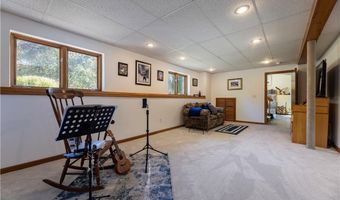 8 Robin Dr, North Kingstown, RI 02852