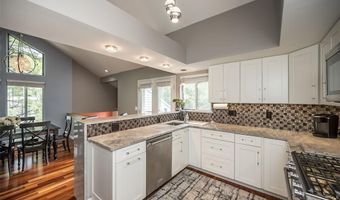 1878 Ridgeview Circle Dr, Ballwin, MO 63021