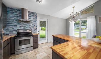 236 Hillcrest Blvd, Ballwin, MO 63021