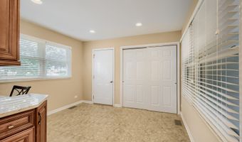 17 Willow St, Algonquin, IL 60102