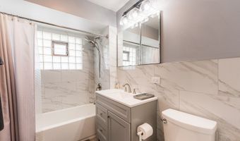 7 N Lincoln Ave, Addison, IL 60101