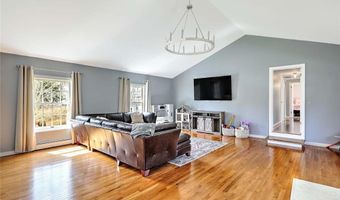 17 Mosher Dr, Barrington, RI 02806