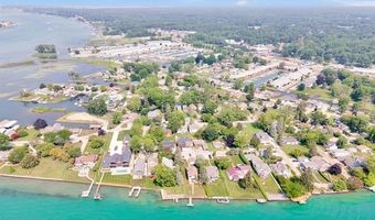 429 Edgewater Dr, Algonac, MI 48001