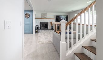 51 Mountain View Dr, Brookfield, CT 06804