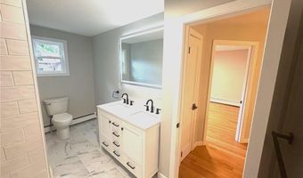 7 Simmons Rd, Barrington, RI 02806