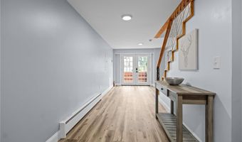 137 Overlook Dr, Warwick, RI 02818