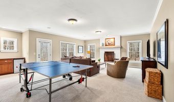 17 Canterbury Ln, Bedford, NH 03110
