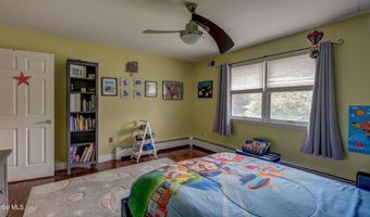 4 Fairway Ct, Albany, NY 12208