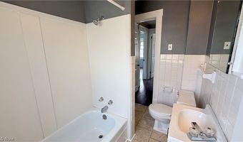 592 Lindell St, Akron, OH 44305