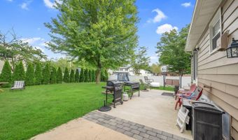 9 Brentwood Ter, Middletown, NJ 07748