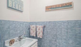 215 E LAKE Dr, Audubon, NJ 08106