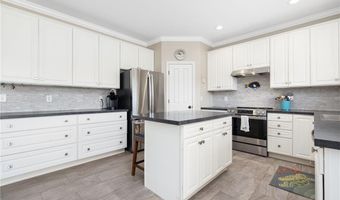 61 Schooner Cove Ln, Narragansett, RI 02882