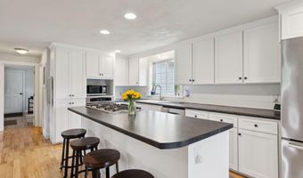 2 Winsome Lea Rd, Falmouth, ME 04105