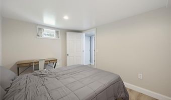 34 Foxhill Ave, Bristol, RI 02809