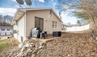 537 Treetop Village Dr, Ballwin, MO 63021