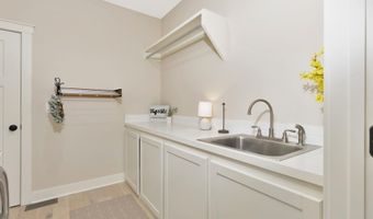 4686 N Elk Creek Dr, Bel Aire, KS 67226