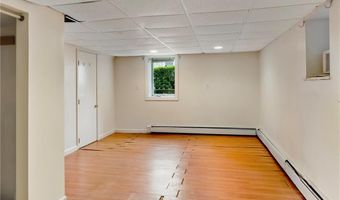 25 Renfrew Ave, Middletown, RI 02842