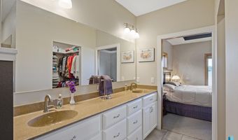 604 Ash Creek Dr, Beresford, SD 57004