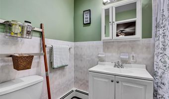 1 Somerset Rd W, Amityville, NY 11701