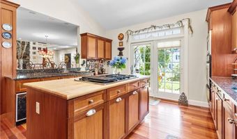 93 Kickemuit Ave, Bristol, RI 02809