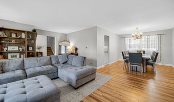 3010 N Kennicott Ave, Arlington Heights, IL 60004