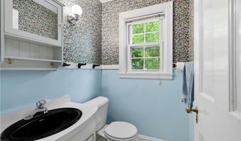 10 Pelham Pkwy, North Providence, RI 02911