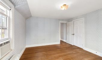 10 Pelham Pkwy, North Providence, RI 02911
