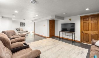 201 S 5th Ave, Brandon, SD 57005