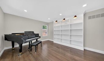 107 Falmouth Dr, Ballwin, MO 63011