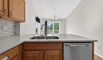 812 Whispering Village Cir, Ballwin, MO 63021