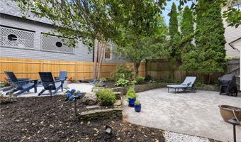 5 Tews Ct, Newport, RI 02840