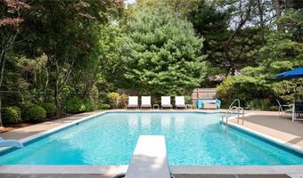 65 Huguenot Dr, East Greenwich, RI 02818