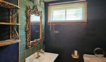 312 W Locust St, Aurora, MO 65605