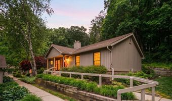 2202 Pine Grove Ct, Ann Arbor, MI 48103
