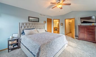410 Oakwood Ct, Altoona, IA 50009