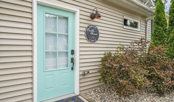 41 Dewey St, Arnolds Park, IA 51331