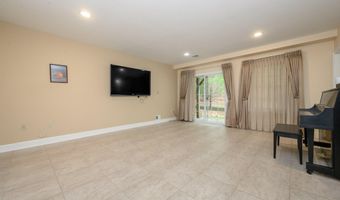 25 White Oak Ln, Aberdeen, NJ 07747