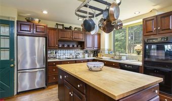 28 Newport St, Jamestown, RI 02835