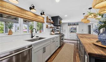 9 Dudley Dr, Narragansett, RI 02882