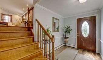4 Lee Cir, Bloomfield, CT 06002
