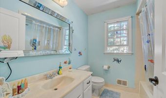 5 Trotter Ter, Belford, NJ 07718